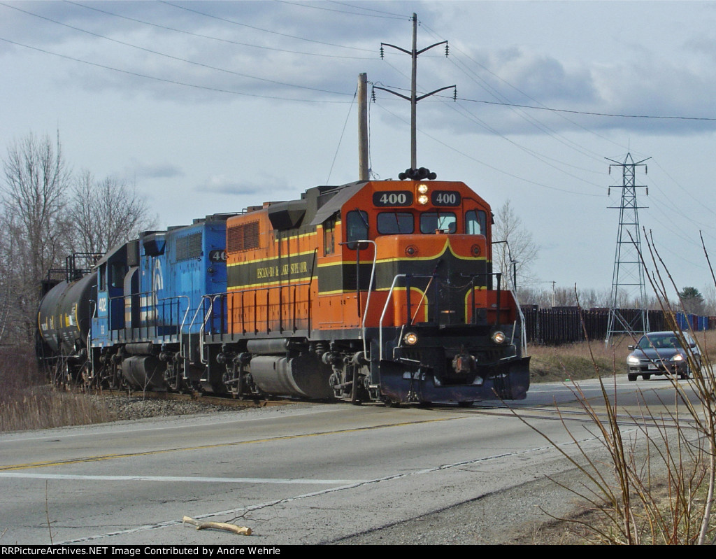 ELS 400 taking a hard left and crossing Velp Avenue